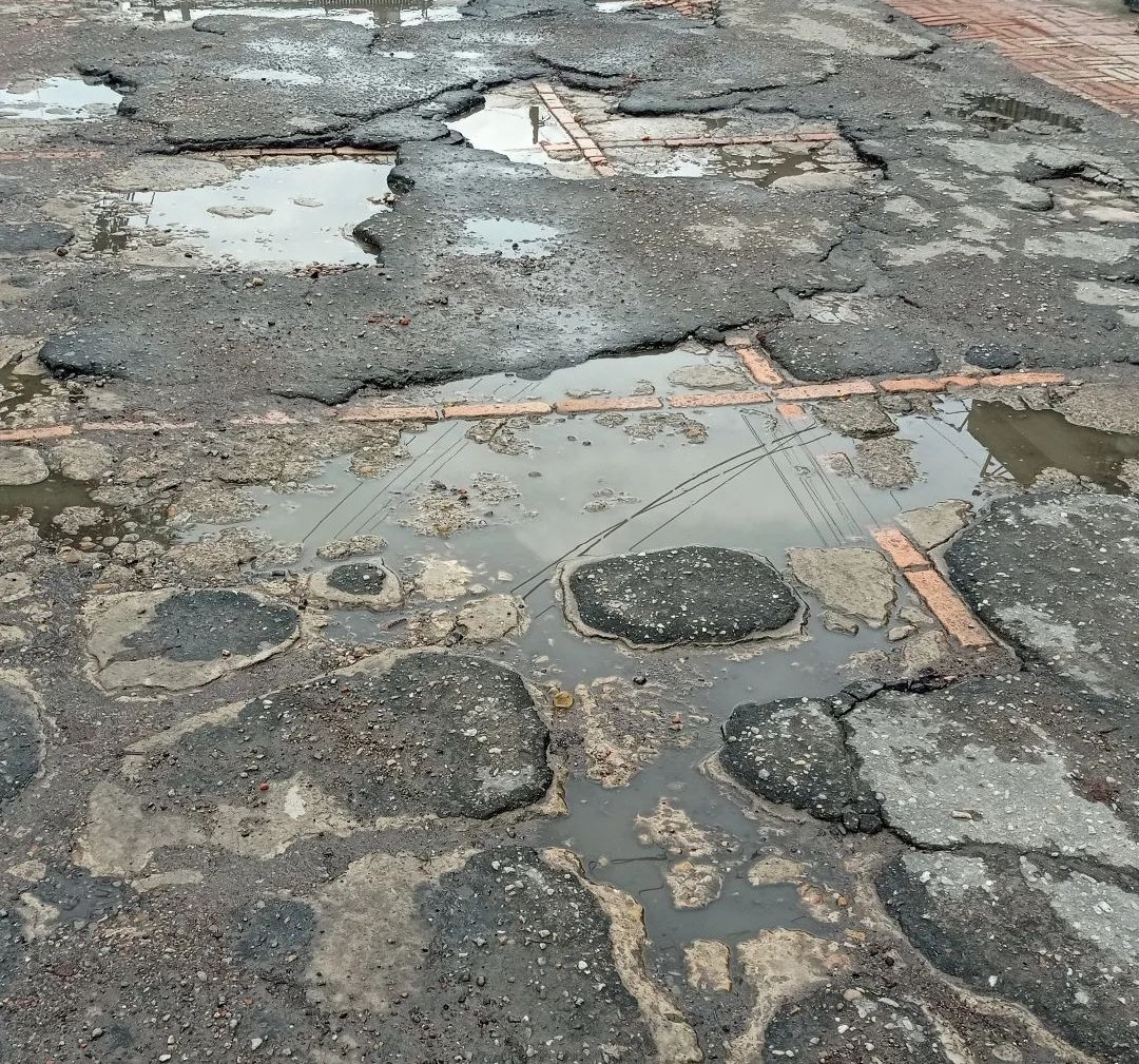 estrucpatologia's tweet photo. Colocar asfalto sobre elementos de concreto en un proceso de nivelación dará una solución temporal, pero en pocas semanas las fallas de concreto se trasladarán al asfalto generando daños peores que los que se buscaban solucionar
#construccion #edificios #ingenieriacivil #ingcivil https://t.co/u2Chjs0MLF