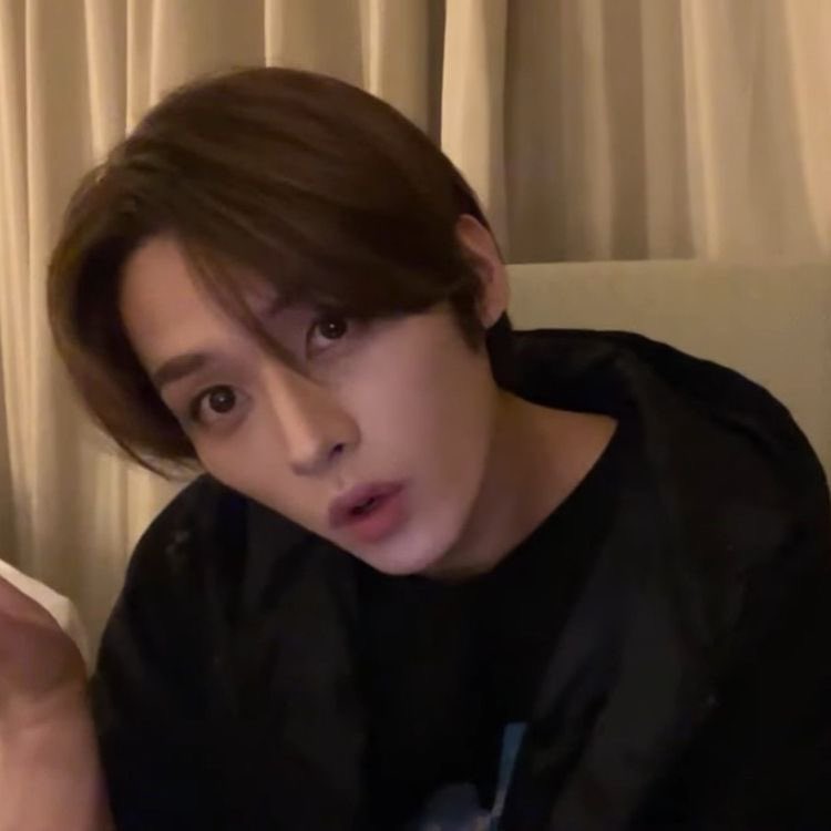 ˗ˏˋ restarting !! ´ˎ˗ not new to #kpoptwt #stantwt <3 

- looking for interactive and funny #moots
- s/her, 09, usa (est tz)
- mainly txt nmx nwjns skz en- lsrfm but any fandom is welcome 

♡ / ↻ to spread and b moots