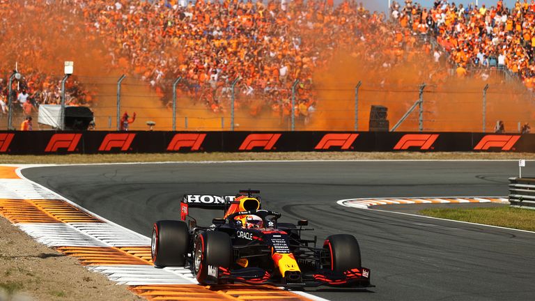F1_Papi's tweet photo. 10 cosas que necesitas saber del #DutchGP 🇳🇱 

1- Zandvoort tendrá el formato tradicional

Viernes
- FP1 
- FP2  

Sábado
- FP3 
- Clasificación  

Domingo: 
- Himno de Países Bajos
- Carrera 
- Ferrari hace el ridiculo
- Himno de Países Bajos 

Lunes 
- Ricciardo cruza la meta https://t.co/uDy7WotDuK