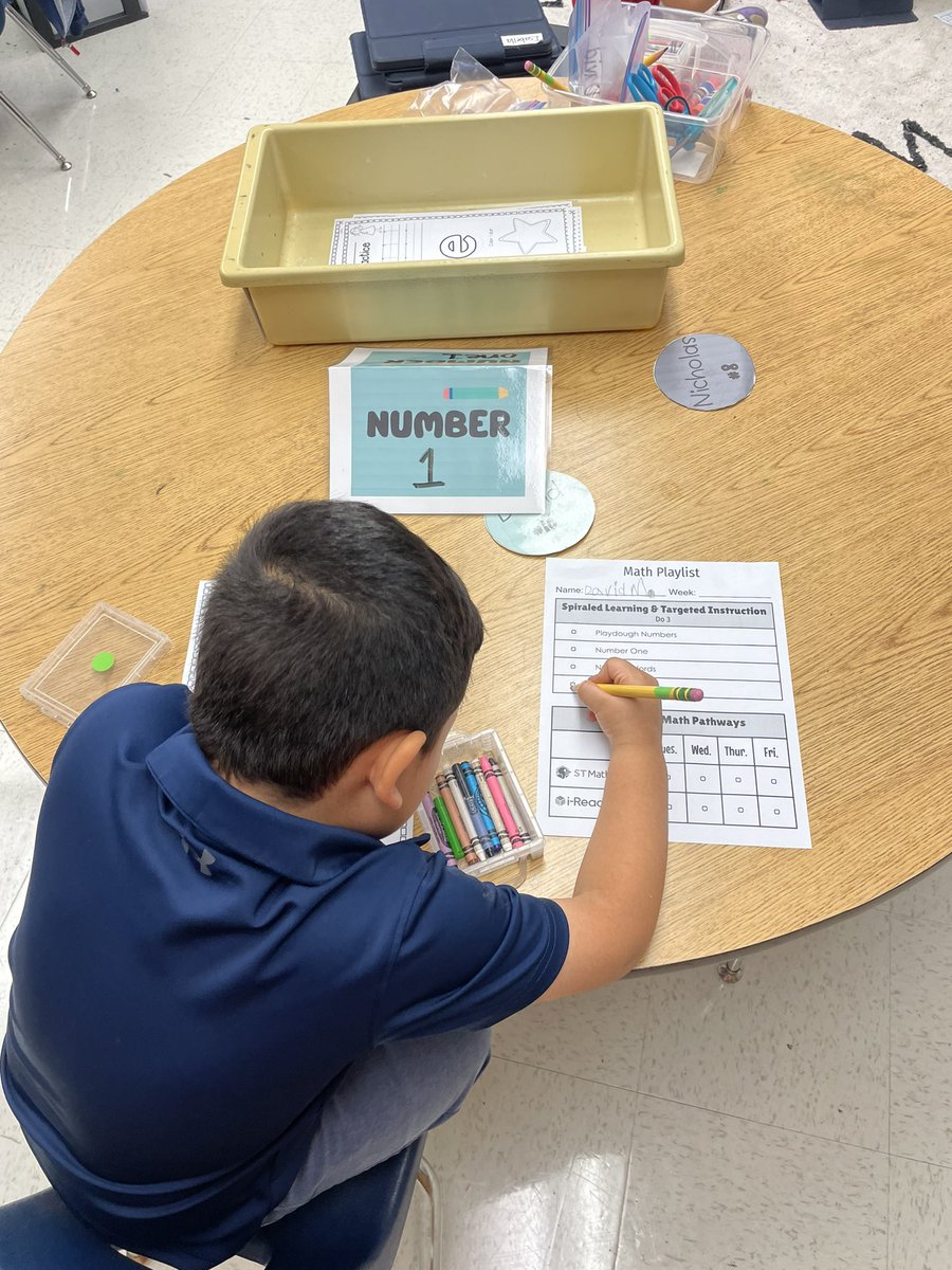 Personalized Learning in Mrs. Guzman’s kindergarten classroom is looking ✨ AMAZING ✨ Students are given choice on a Math Playlist and are working collaboratively on various math activities! Keep it up @WGA_Leopards ❤️🐆 #GISDMathCounts @GISDTLD @mrspatten2