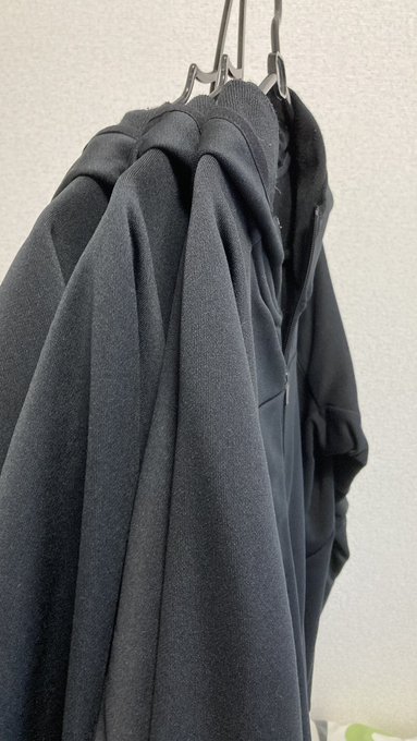 クローゼットの中に全く同じパーカーが3着あって「怖ッ」ってなった