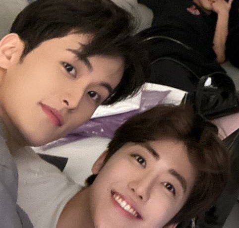 good morning from markmin... is this mark hugging jaem or what 🤓