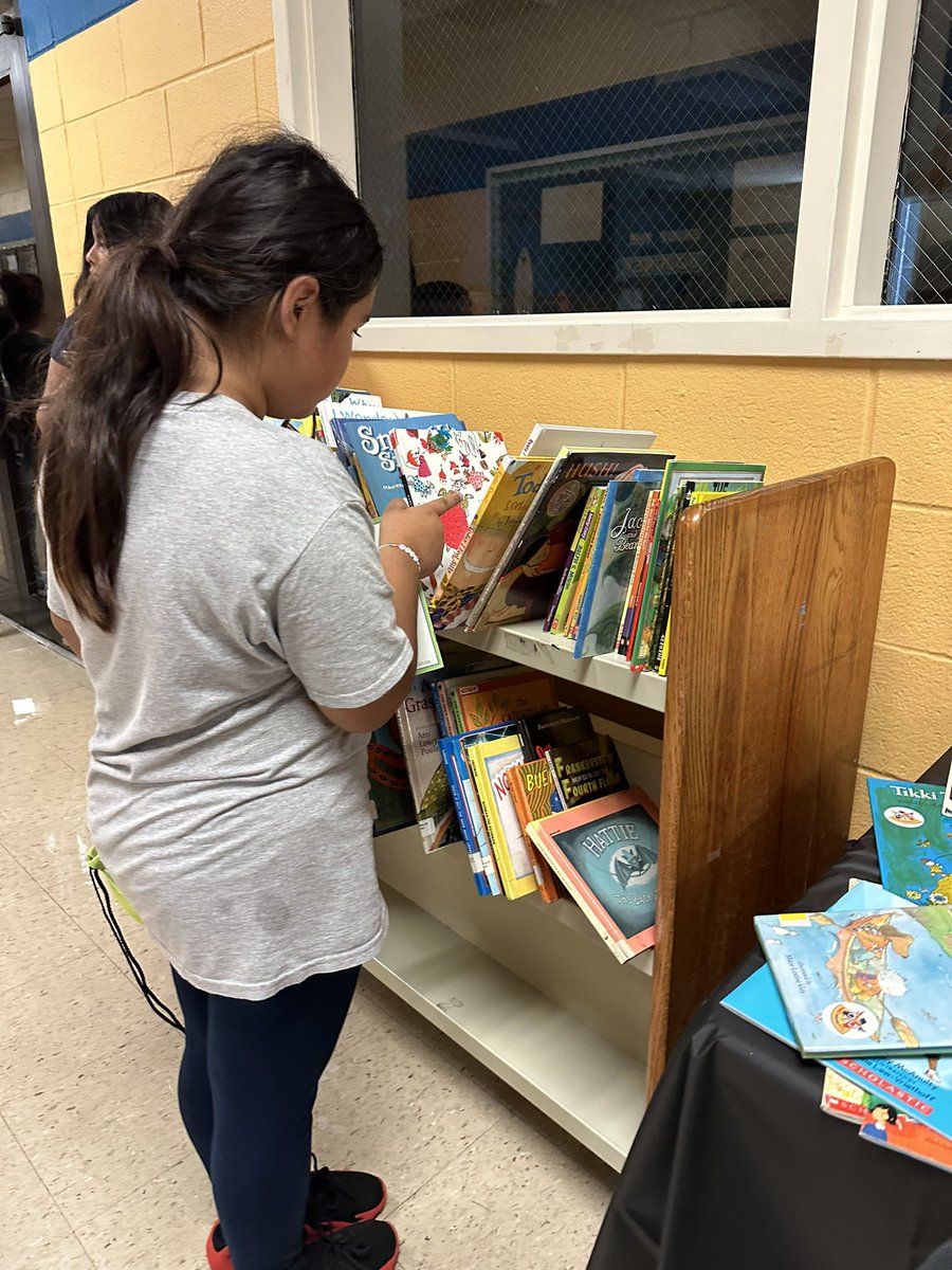 Meet The Teacher time <a href="/SanchezES_HISD/">Sanchez Elementary</a> !!! Loved seeing families and our scholars browsing for books to build their at home libraries #readingcommunity @HISDLibraryServ <a href="/lenbryan25/">nope</a> @TeamHISD