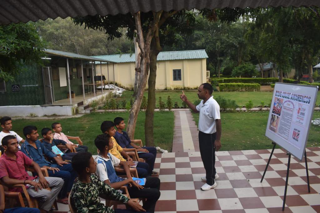 Parshan76508098's tweet photo. Indian army organised a drug abuse awareness lecture at Akhnoor https://t.co/xHUpFqQbCr