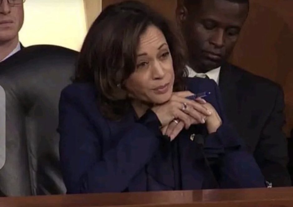 xoxshayy's tweet image. i want to know why, in 100+ degree weather, it takes 2+ hours to get the power back up &amp;amp; running…..all because of a little bit of rain 

#houston #texas #texaspowergrid