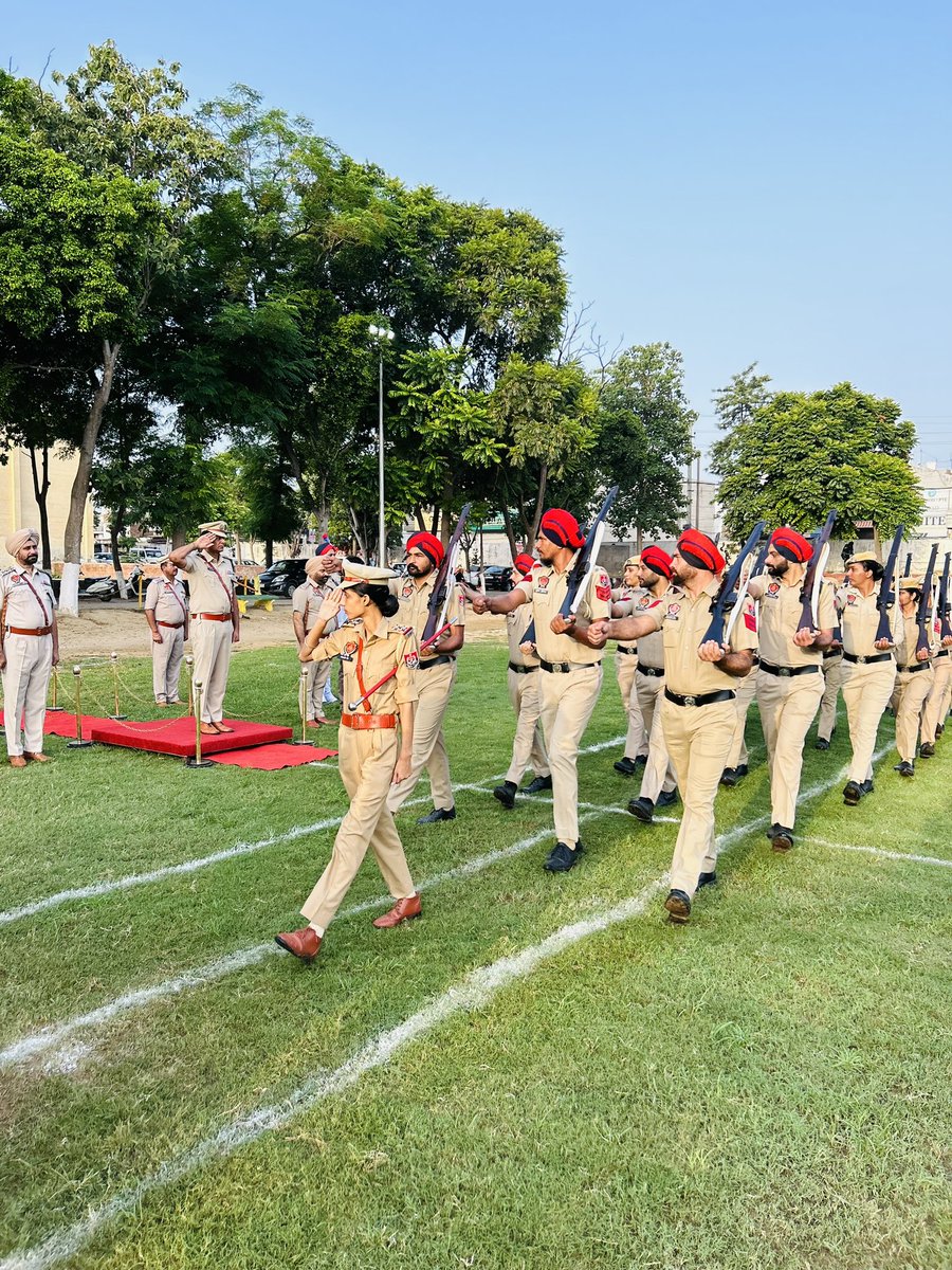 MalerkotlaPol's tweet image. ਅਨੁਸ਼ਾਸਨ, ਸਰੀਰਕ ਤੰਦਰੁਸਤੀ ਅਤੇ ਪੁਲਿਸ ਮੁਲਾਜ਼ਮਾਂ ਦੀ ਕੁਸ਼ਲਤਾ ਵਿੱਚ ਵਾਧਾ ਕਰਨ ਲਈ ਮਾਲੇਰਕੋਟਲਾ ਪੁਲਿਸ ਵੱਲੋਂ ਜਨਰਲ ਪਰੇਡ ਕਰਵਾਈ ਗਈ। 

In order to maintain #discipline, physical fitness and to increase the efficiency of police personnel #GeneralParade was conducted by Malerkotla Police.