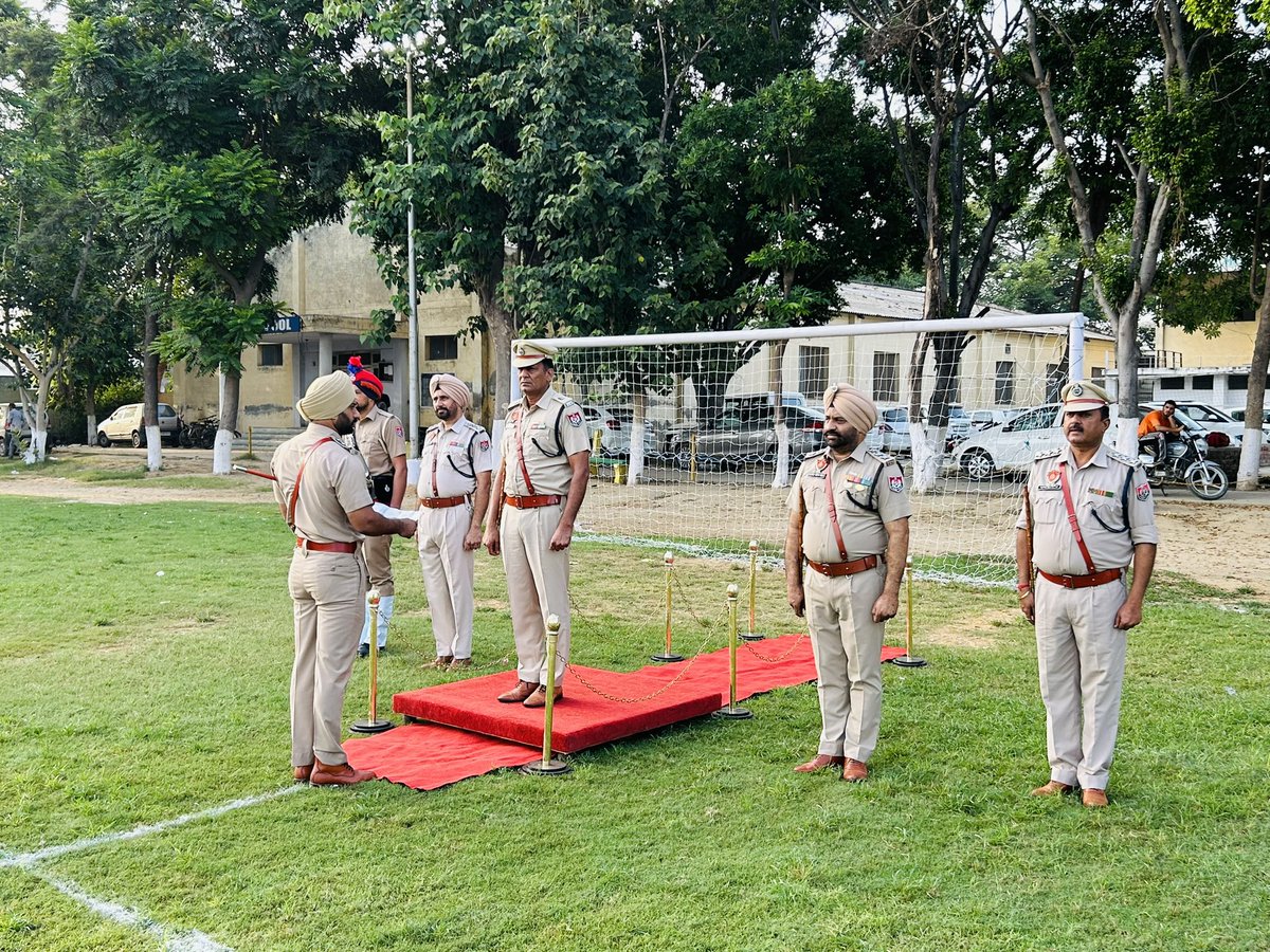 MalerkotlaPol's tweet image. ਅਨੁਸ਼ਾਸਨ, ਸਰੀਰਕ ਤੰਦਰੁਸਤੀ ਅਤੇ ਪੁਲਿਸ ਮੁਲਾਜ਼ਮਾਂ ਦੀ ਕੁਸ਼ਲਤਾ ਵਿੱਚ ਵਾਧਾ ਕਰਨ ਲਈ ਮਾਲੇਰਕੋਟਲਾ ਪੁਲਿਸ ਵੱਲੋਂ ਜਨਰਲ ਪਰੇਡ ਕਰਵਾਈ ਗਈ। 

In order to maintain #discipline, physical fitness and to increase the efficiency of police personnel #GeneralParade was conducted by Malerkotla Police.