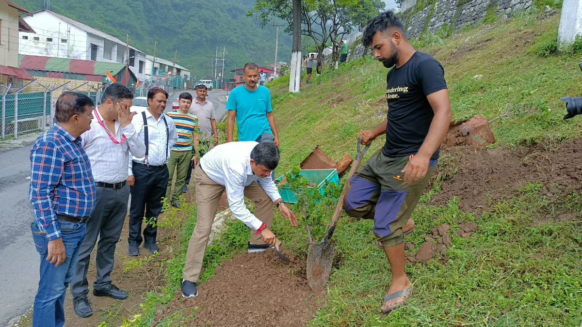 Parshan76508098's tweet photo. Indian army organised tree plantation with locals at Katra Jammu https://t.co/4sL93v08AV