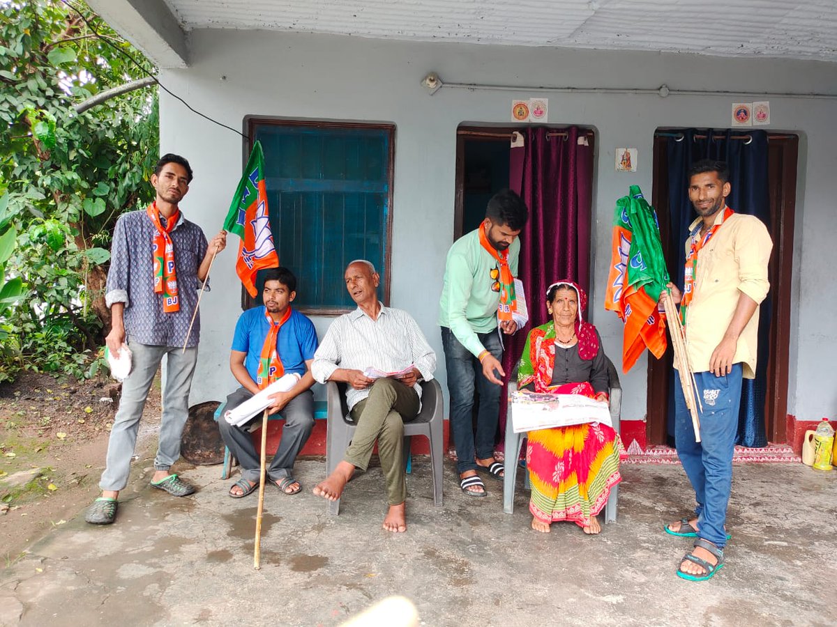BageshwarBjym's tweet photo. आज शक्ति केंद्र लौबांज के भोजगण बूथ में युवा मोर्चा के कार्यकर्ताओं द्वारा भाजपा प्रत्याशी श्रीमती पार्वती दास जी के पक्ष में मतदान की अपील की।।
जन जन की आस
श्रीमती पार्वती दास।।
युवा मोर्चा जिंदाबाद
#ByElection2023 #janjankiass #parwatichandamramdass #VoteForBJP Mahendra Bhatt https://t.co/xlEfpmKPeA
