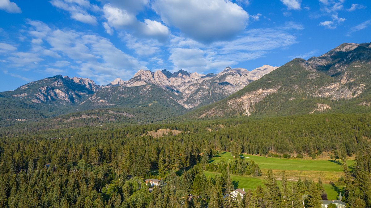 We love the blue sky + fresh air this evening. Rain earlier in the week cleared the smoke, + we hope it stays gone. We are so grateful to all firefighters in our area + across Western Canada. Our thoughts are with everyone in the fire-affected communities.

Photo: Chris Conway