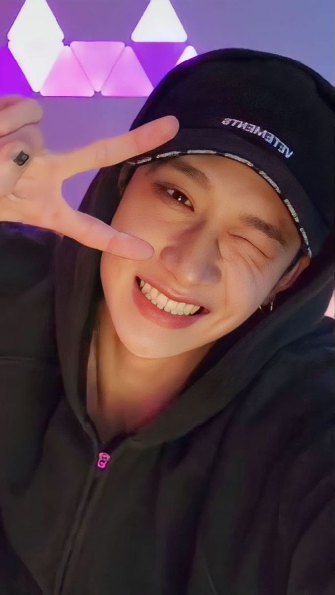 ezxpresso's tweet photo. “I miss you, babe.”
Nah, I miss you most😤
#MyFirstStaySelca🥺
#SSD #StaySelcaDay #StrayKids
#스트레이키즈 #Christopher #ChristopherBahng #BangChan #방찬 #StayBeautiful @Stray_Kids https://t.co/gtScEDoIFp