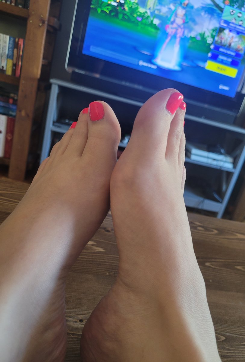 SweetCanFeet's tweet photo. 1v1 me in #fortnite ❤️

#feet #toes #footfetishbabe #gaming https://t.co/Zt0gcEx61E
