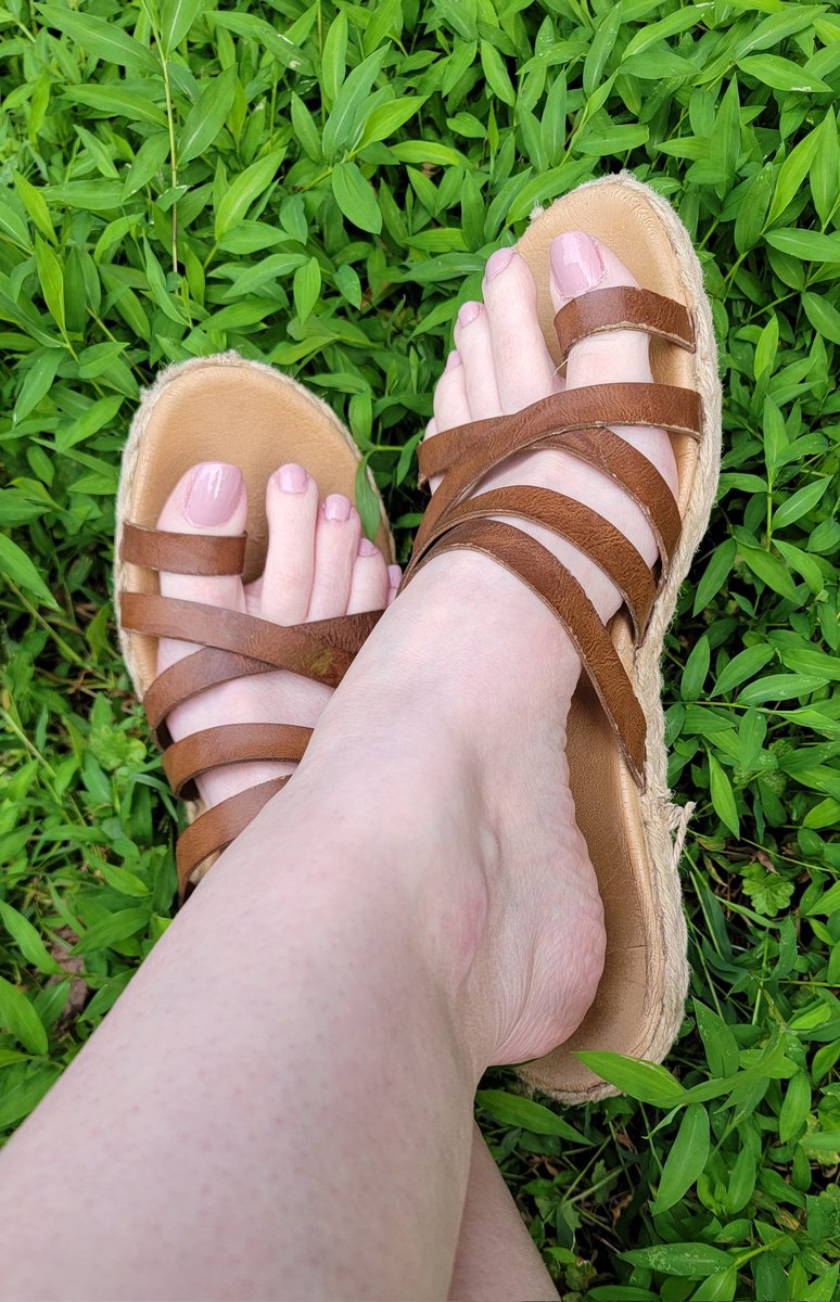 MsBelleBrooks's tweet photo. Ever have the kind of day where you wish you had a willing butt you go could go to town on with a wooden spoon? That's where I am today, y'all 

But my feet look cute! I take a lot of pics in the yard, I know, but I can't help it- it's this country girl's respite from the city! https://t.co/ljqmfRitnF