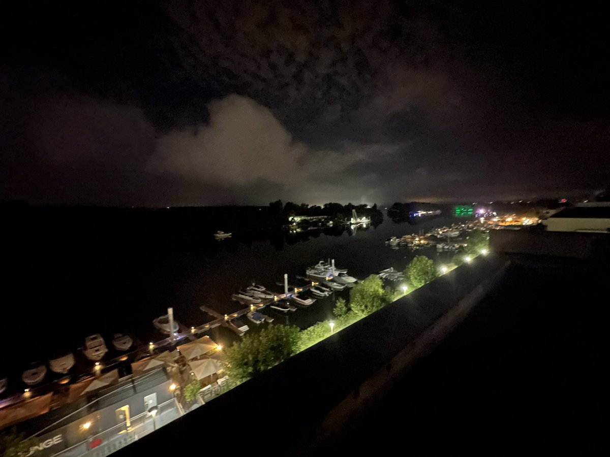 So spät hab ich das Firmengelände bisher auch noch nie verlassen 😱
(Keine Arbeit, IT AfterWork Fete 😉❤️)