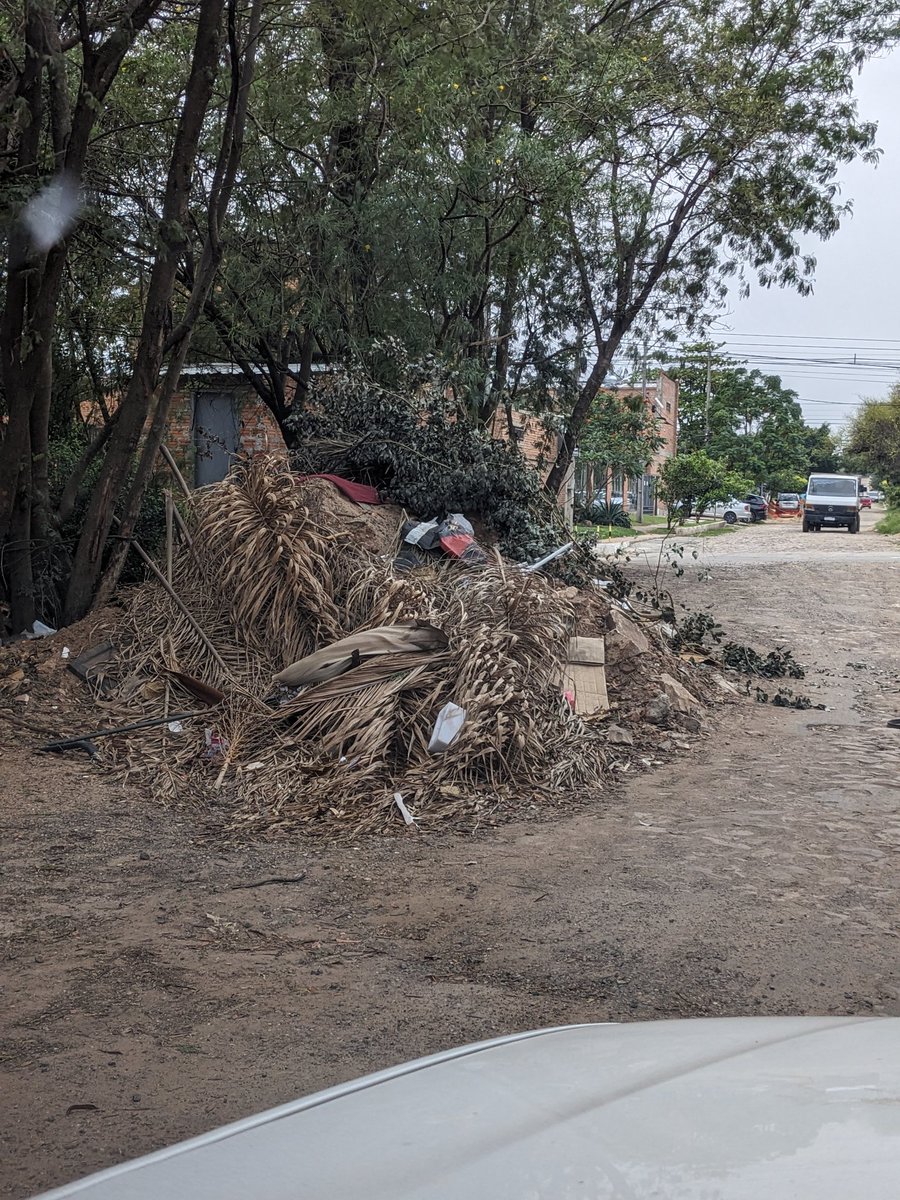 DUrbieta's tweet photo. @AsuDsu será que pueden ayudar a limpiar ??? Estuvieron limpiando el canal, no terminaron y además dejaron la calle sucia https://t.co/yibGXWvtOi