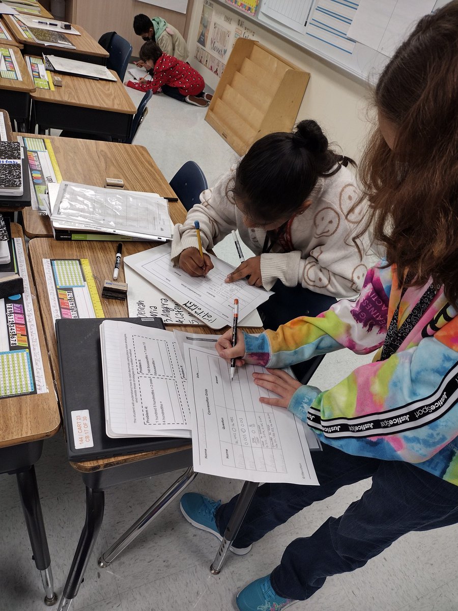 o_cabrera3's tweet image. our 5th grade math students were involved with conversation grids 🗣️ while solving their math today! Game On 😃 🙌 #ellevation #iteachtoo #letsgrowhawks @Hill_AISD