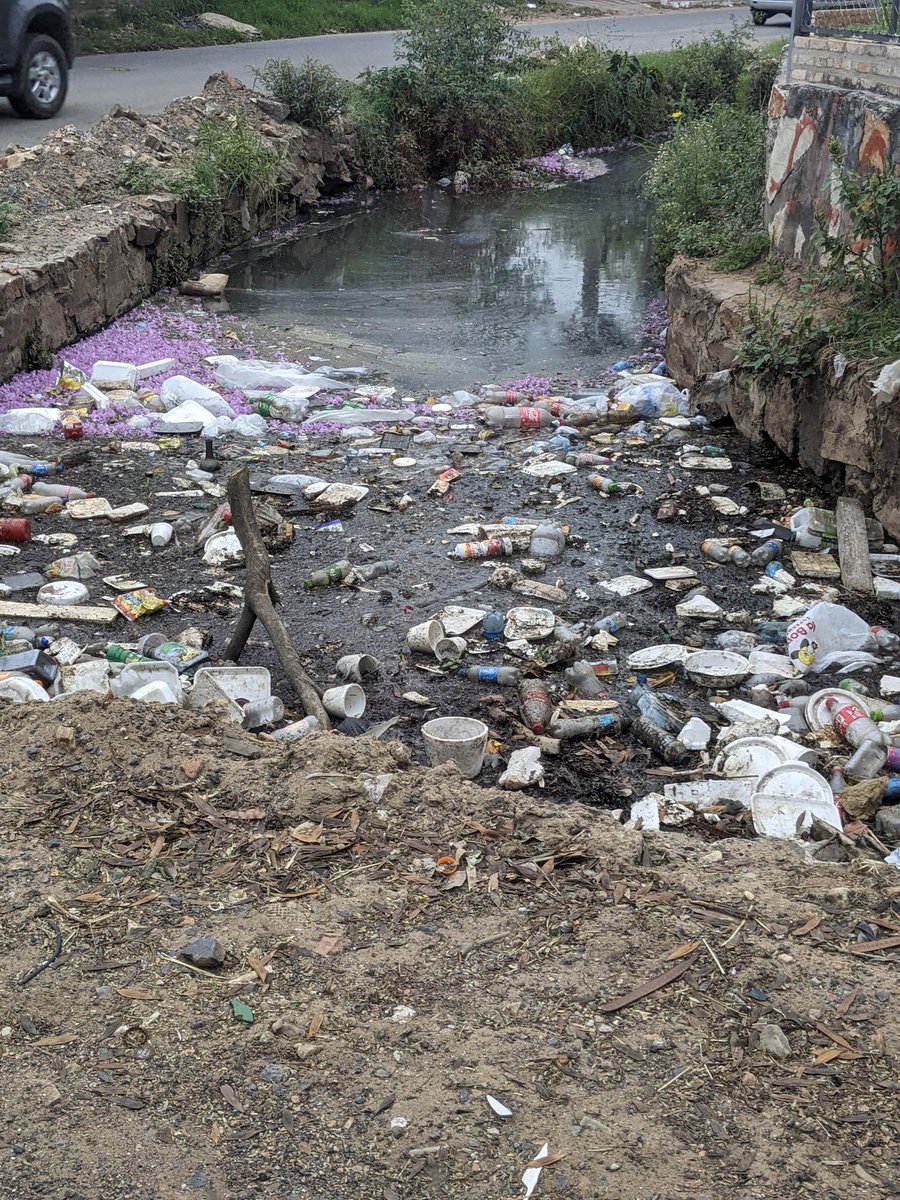 DUrbieta's tweet photo. @AsuDsu será que pueden ayudar a limpiar ??? Estuvieron limpiando el canal, no terminaron y además dejaron la calle sucia https://t.co/yibGXWvtOi