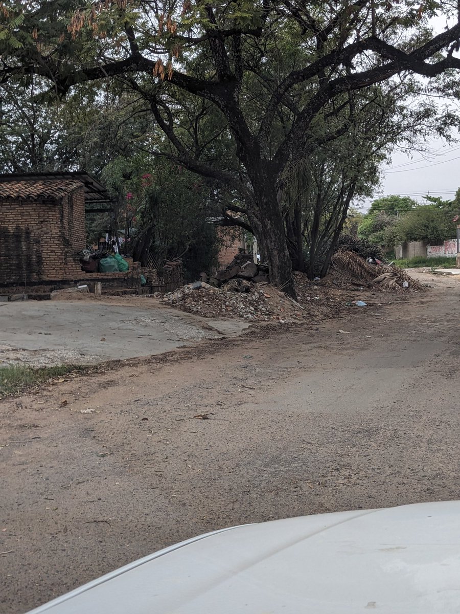 DUrbieta's tweet photo. @AsuDsu será que pueden ayudar a limpiar ??? Estuvieron limpiando el canal, no terminaron y además dejaron la calle sucia https://t.co/yibGXWvtOi