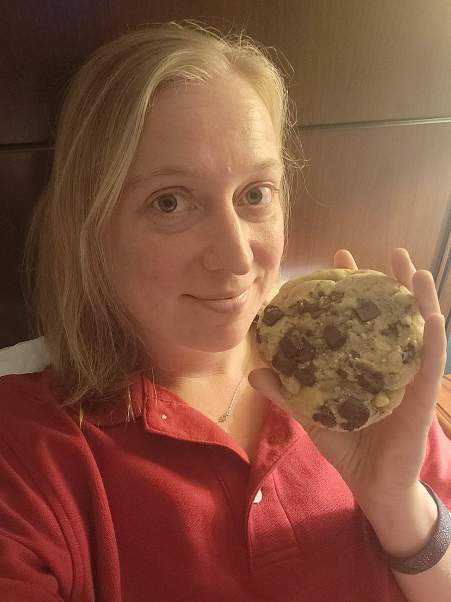 MsHailzFire's tweet image. Yall. I couldnt deny trying these. 

#Crumblcookies
#cookies
#Crumble

This is how I'm celebrating my end of being on the road for 2wks for work. 

@CrumblCookies
