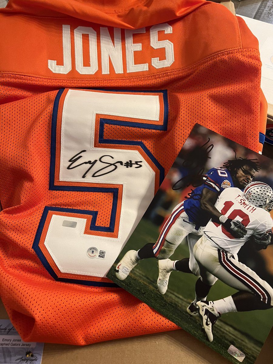 hightopsport's tweet photo. Giveaway 🚨 🚨 👀👀👀

HOW TO WIN
Signed jersey from Emory Jones and signed photo from Earl Everett! 

👉🏻 Like and Retweet 

👉🏻 Follow us

👉🏻 Follow @pbautographs 

Andd…….. Go https://t.co/tWgGGLHwt4