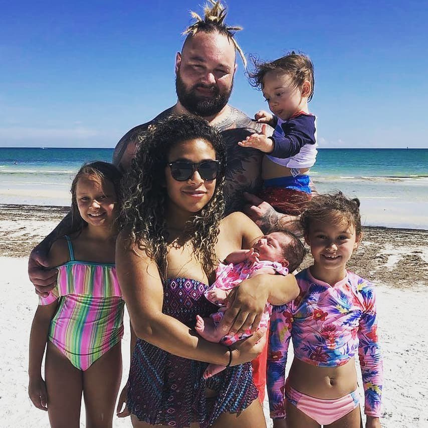LuigiWrestling's tweet photo. Lo más jodido no es solo que se nos haya ido Bray Wyatt, es que se nos ha ido Windham Rotunda. El padre de dos niñas y un niño. Y una viuda, JoJo, con la que se iba a casar tras estar prometidos.

Y no solo era eso, sino que también era un ser humano increíble. Joder. https://t.co/QC7M5EGSy1