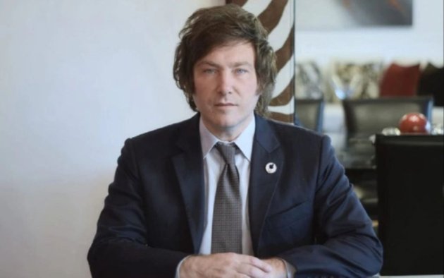 gabruzo's tweet photo. EL CHANTA. 

Si te cansaste de decir antes de las PASO que ibas a dolarizar ni bien asumías, ¿ porque ahora decís que la dolarización podría darse en un segundo mandato?

Si tu plan motosierra era inmediato, ¿ porque decís ahora que es a 15 y 35 años?

Si ibas a eliminar los planes sociales, ¿ porque ahora decís que los vas a mantener?

Dijiste que Aerolíneas Argentinas era una cueva de ladrones y las ibas a cerrar, ¿ porque ahora se la dejas a los empleados?

Y así, un montón de MENTIRAS MÁS.

Sabes algo libertario, yo puedo tener mil defectos, pero no soy un PELOTUDO como vos que le venden un BUZÓN.

#LaLibertadTransa