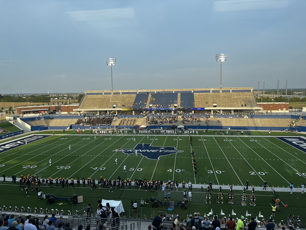 _colepatterson's tweet photo. 📍 Game one: McKinney vs. Longview 🍿

#txhsfb https://t.co/WTtUSBnbtz