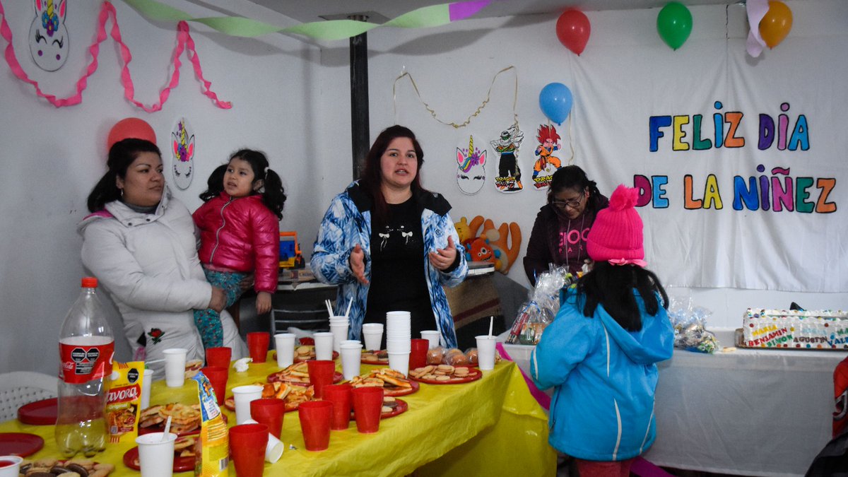 imdushuaia's tweet photo. Las familias dieron el presente desde las tribunas, y además todos colaboraron con juguetes, libros, ropa para niños y niñas, y golosinas que fueron entregados al merendero "Los obreritos" para festejar el Día de las Infancias. 

#GestiónWalterVuoto  #DíaDeLasInfancias #ATuLado https://t.co/r9lxPda3dE