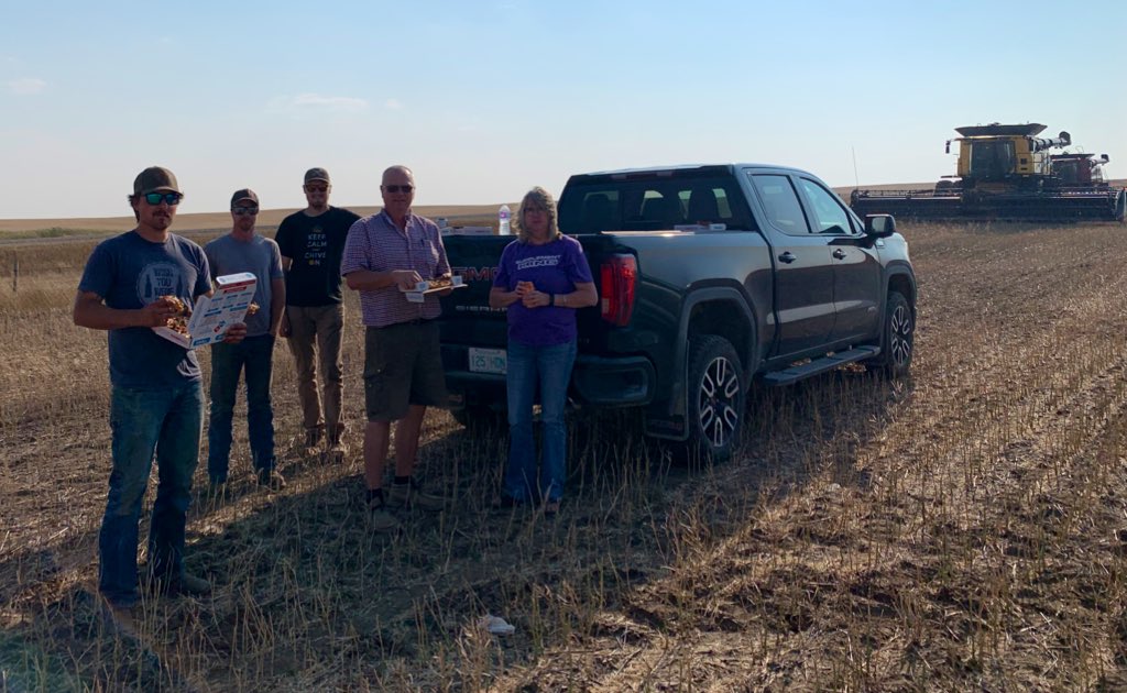 Meal #2 Winner of #FastestFieldMeals tonight with <a href="/ybarfarms/">murray Spetz</a> Harvest crew. Thanks for playing! Appreciate the tailgate chat &amp; best of luck with the rest of #harvest23 <a href="/gowancanada/">Gowan Canada</a> @TeamSASKGOWAN