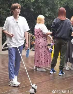 mara_games's tweet photo. Tan hermoso mi hombre ♡ paseando a la mascota 🥰
Saranghae #KYUHYUN https://t.co/hplIs8lyhi