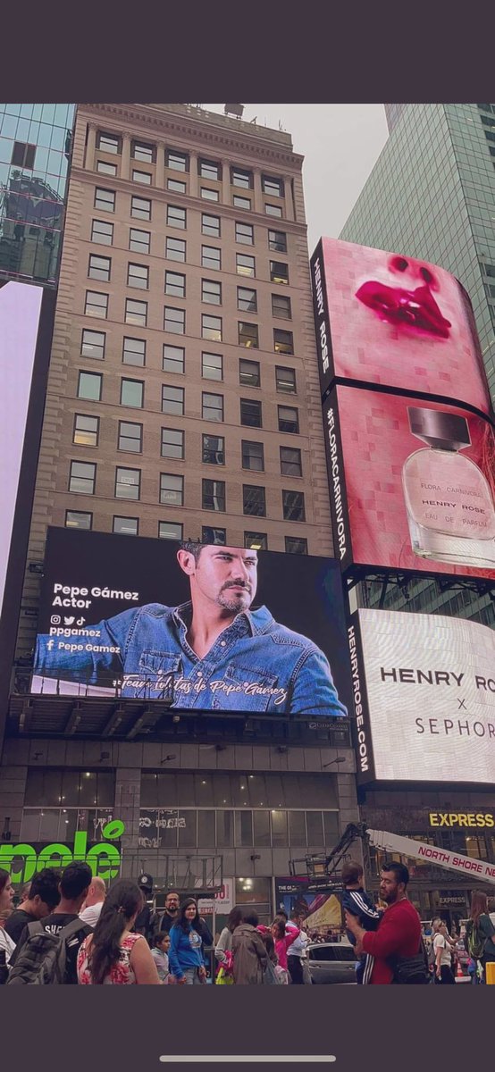 ppgamez's tweet photo. Hoy 24 de Agosto en NEW YORK iniciativa de #PpGamezLobitasTimeSquare GRACIAS INFINITAS x su cariño y apoyo 🐺🙌😘 https://t.co/o1vRNN08Qi