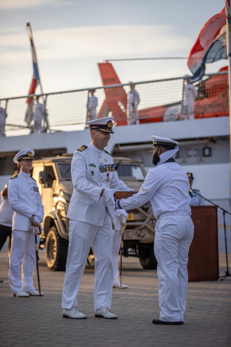 C_ZMCARIB's tweet photo. Vandaag heb ik het commando over Defensie Caribisch Gebied, Kustwacht Caribisch Gebied en Taskforce 4.4. aanvaard. Het is voor mij een grote eer om deze functie te mogen aanvaarden. 'ONE TEAM CARIB': SAMEN STERK - HUNTU NOS TA FUERTE - TOGETHER STRONG.
#Defensie #Kustwacht https://t.co/M0SGU3hcUM