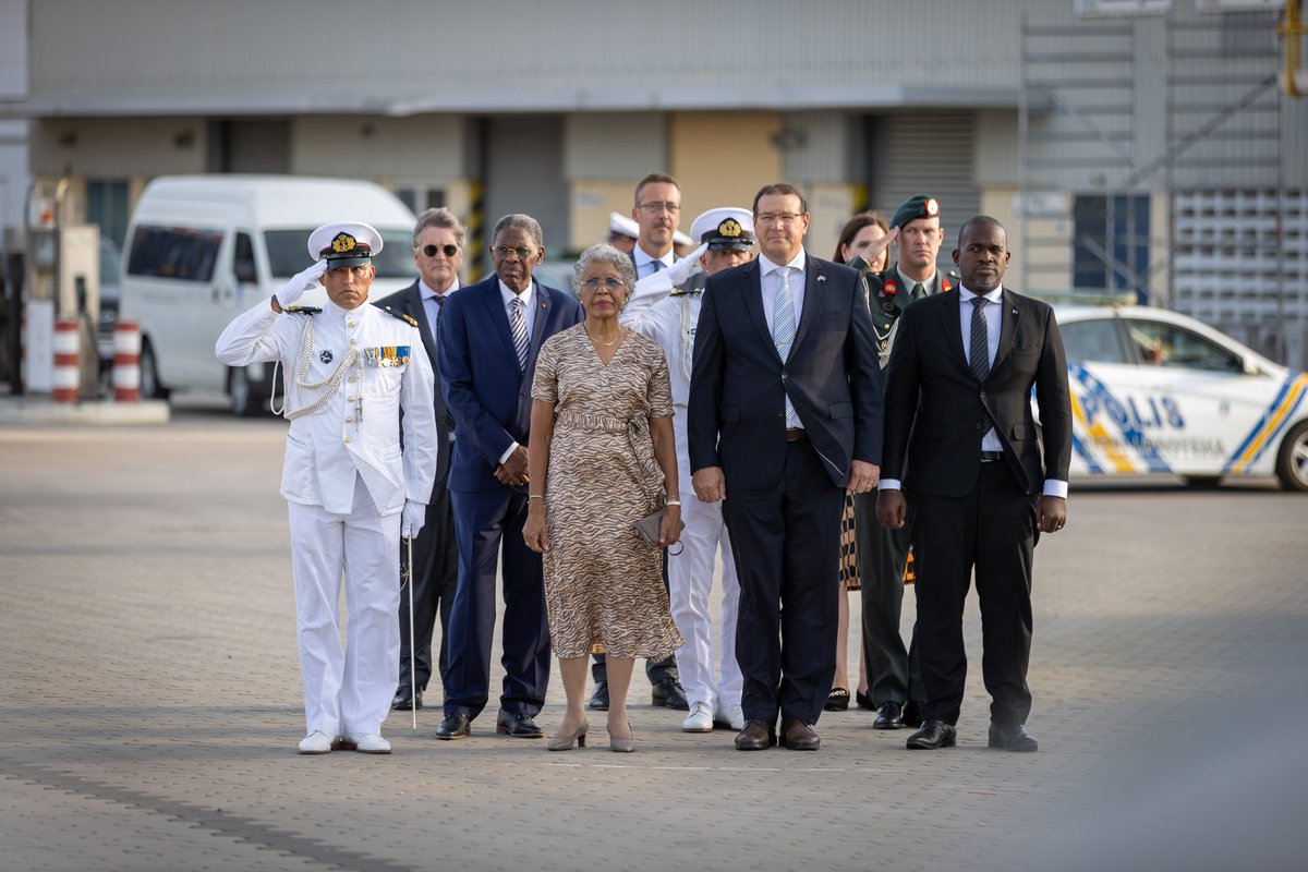 C_ZMCARIB's tweet photo. Vandaag heb ik het commando over Defensie Caribisch Gebied, Kustwacht Caribisch Gebied en Taskforce 4.4. aanvaard. Het is voor mij een grote eer om deze functie te mogen aanvaarden. 'ONE TEAM CARIB': SAMEN STERK - HUNTU NOS TA FUERTE - TOGETHER STRONG.
#Defensie #Kustwacht https://t.co/M0SGU3hcUM
