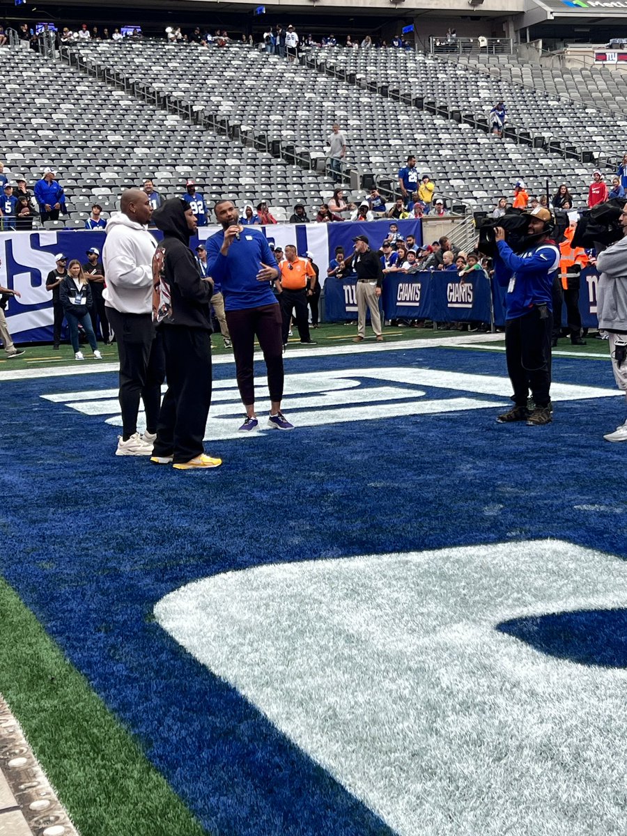 #HIMcee w/ @saquon and @_DexterLawrence at tonight’s Giants Fan Fest event.