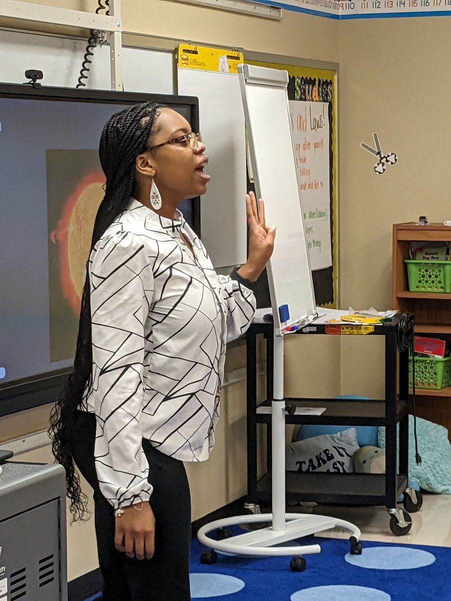 emytomita's tweet photo. We saw great @amplify Grade 1 #CKLA #Skills instruction happening during our initial walk @Spence_AISD @SoRclassroom @CurriculumMatrs @clynvan1 @DrWynneLaToya @DrKAuguste #phonemicawareness #segmentation https://t.co/kpXOQjRUU8