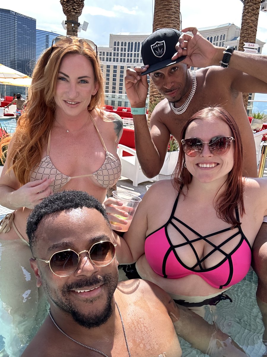 TheFinnyFox's tweet photo. @therealmiajames @EddieJaye @BoswellBlack3x @Pengwenvegas @amibuexo @LanaRyderxxx @_SophiaLocke_ @Pengwenvegas https://t.co/Sk2D1KMxoO