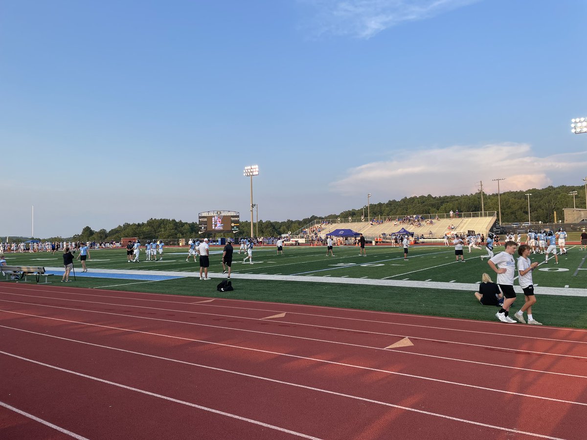 andrewtsimonson's tweet photo. Ladies and gentlemen, football. https://t.co/VvmwAEHvkR