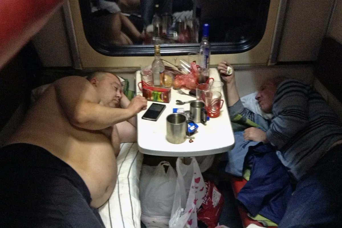 Подкасты без приглашенного эксперта, где люди просто разговаривают между собой, похожи на поездку в купе поезда. Трое внизу бухают, а ты сыч на верхней полке.