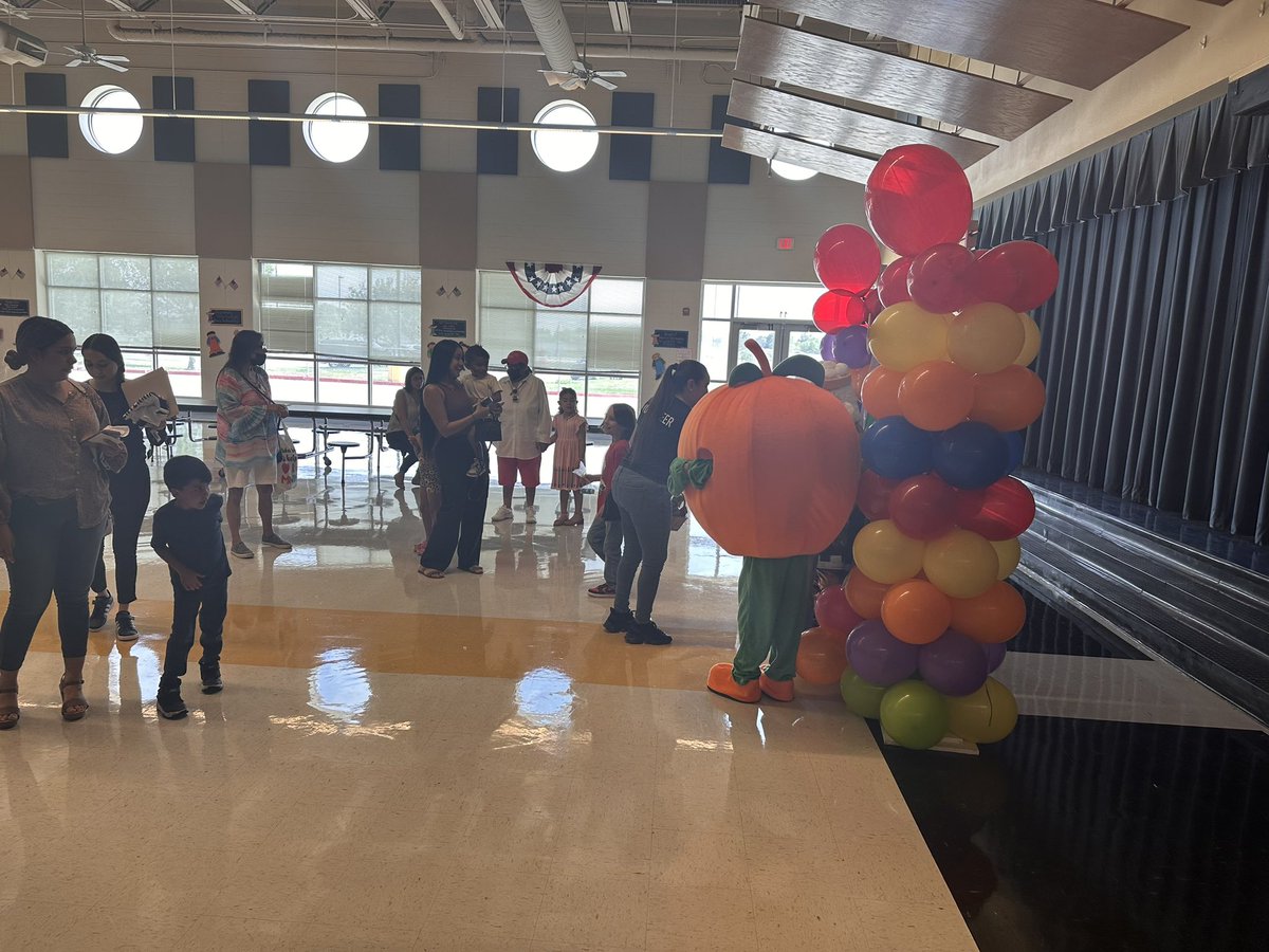 virna_bazan's tweet photo. Orange you glad you met your teachers before the first day of school? #arnoldelementary #psjafamily #sohappytoseeyou https://t.co/twvc8SHnxu