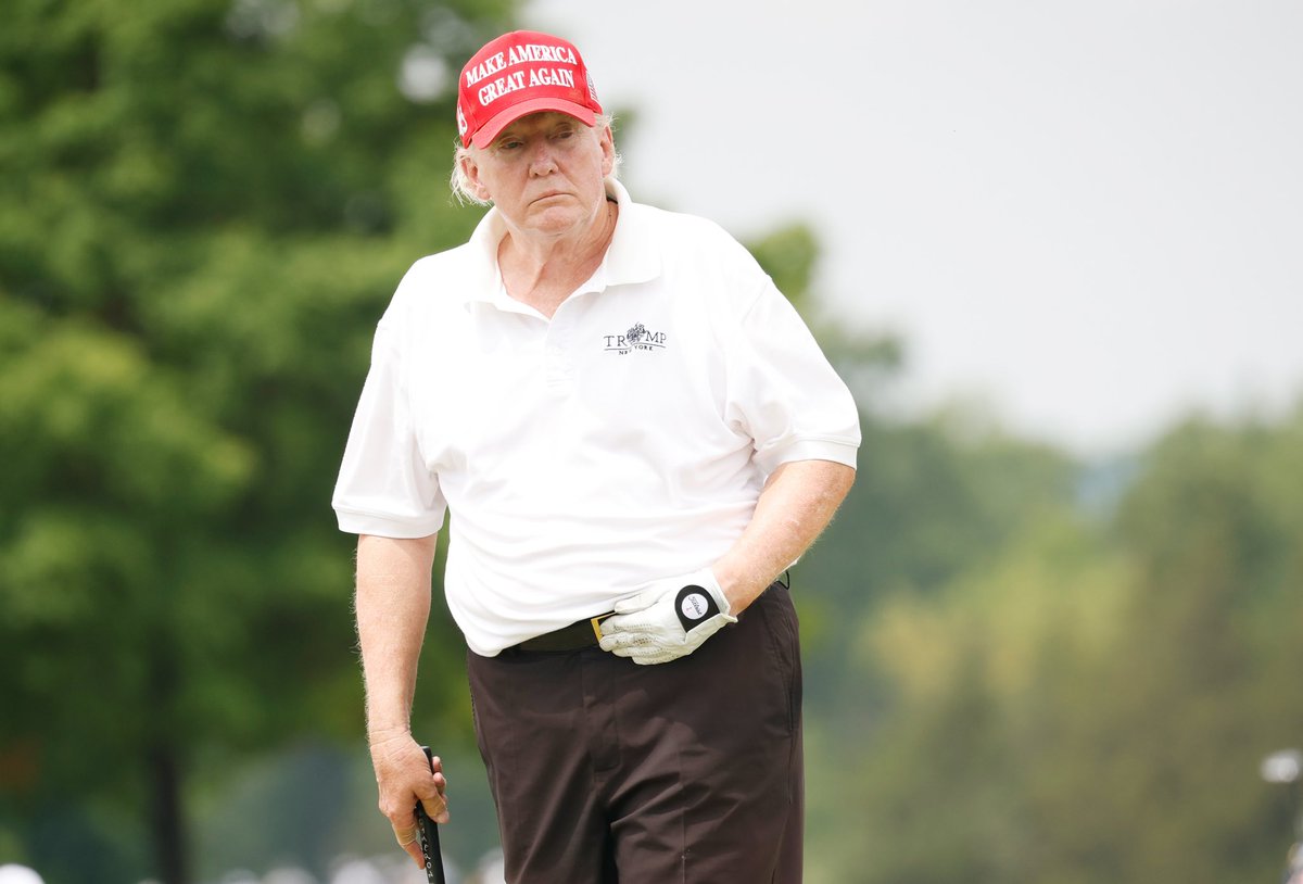rothschildmd's tweet photo. Donald Trump claims he is one inch taller and the same weight as NFL quarterback Lamar Jackson. https://t.co/Ob3sJFCMeY