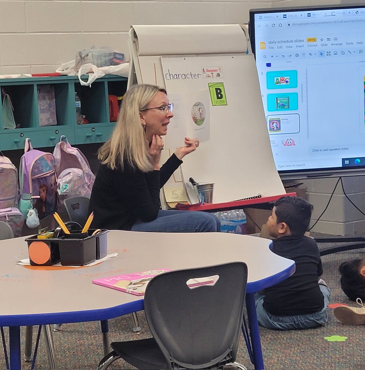 literacy_lounge's tweet photo. Building 2nd language vocabulary while ensuring content delivery on full display in Ms. Gavrila's class #duallanguage @HumbleISD_JFE https://t.co/I10w9T4pcJ