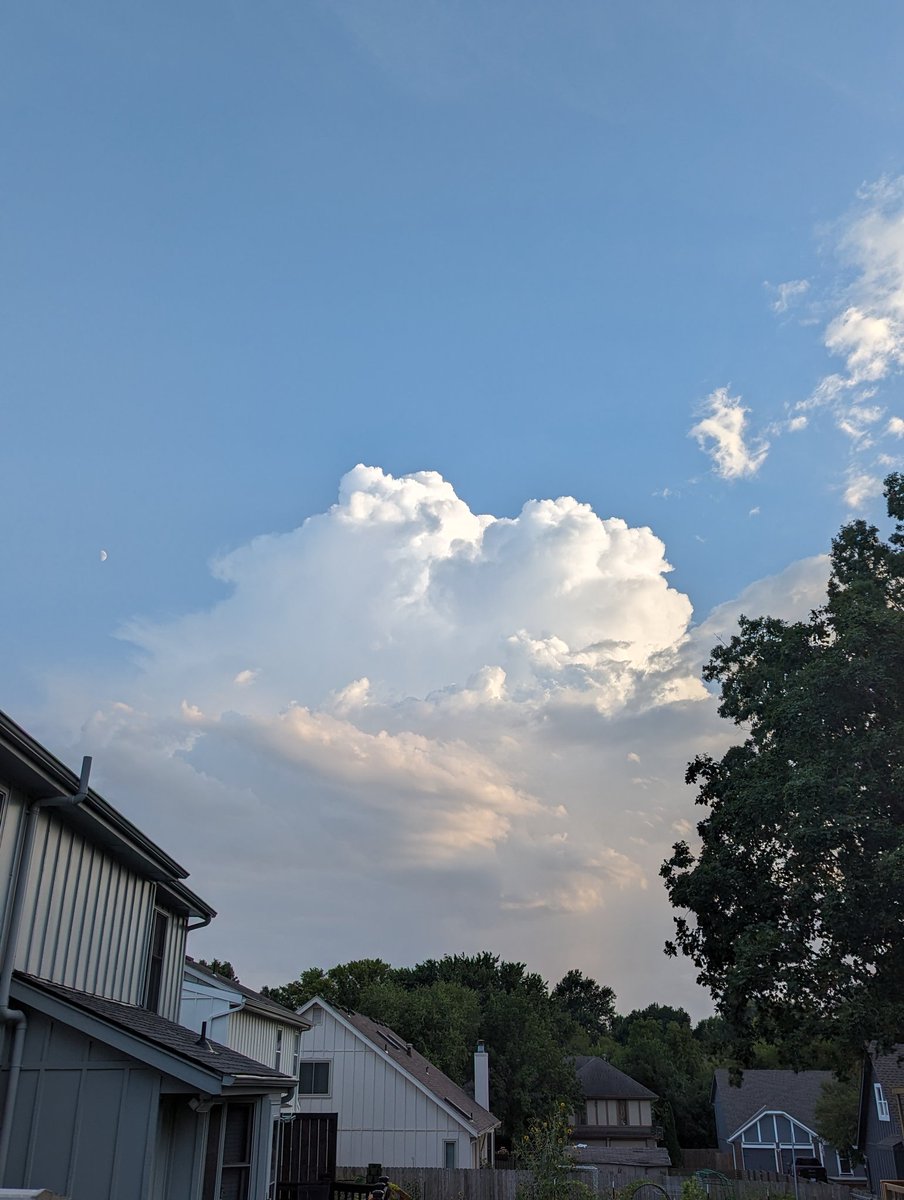 dangineering's tweet photo. Nice view this evening with some very welcome clouds to the south and west! #kswx https://t.co/M9hlm3aawt