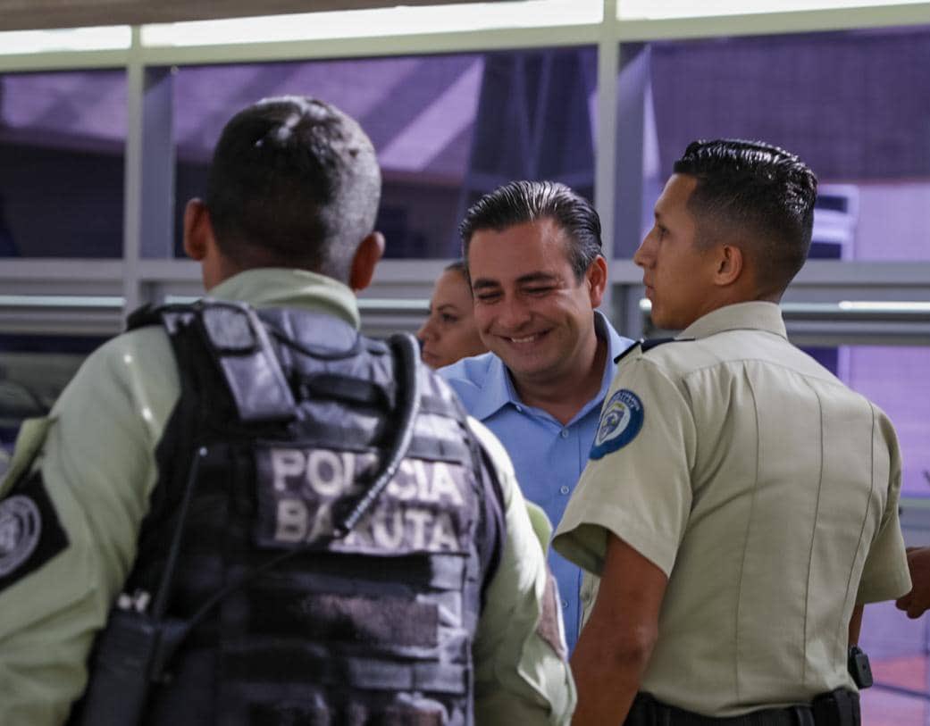 darwingonzalezp's tweet photo. La humanidad es lo más bonito que tienen nuestros funcionarios.

Reconocimos a 11 funcionarios de @polibaruta y @baruta_pc que asistieron a la mujer que entró en labor de parto en la Av. Paseo Enrique Eraso en #LasMercedes.

El funcionario Oscar Avilán nos contó su experiencia y cómo lograron sacar al bebé el cual venía de pie y tenía enredado el cordón umbilical en el cuello.

Gracias a los conocimientos del funcionario por haber trabajado anteriormente con los Bomberos de Distrito Capital, lograron traer al bebé al mundo de forma segura mientras @baruta_pc llegaba y trasladaba a la madre y a su bebé a un centro médico.

¡Felicidades por ser excelentes profesionales y recordarnos la importancia de ser humanos!