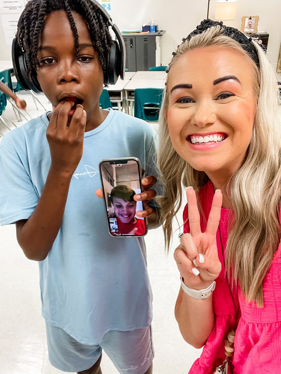bpaynesewell's tweet photo. Had a couple of Seahawk OGs come through tonight 🥲 Once Mrs. Payne’s kid, always Mrs. Payne’s kid ✨😎 even via FaceTime! @Sewell_Seahawks #TheGISDEffect https://t.co/zJIahdqlUp