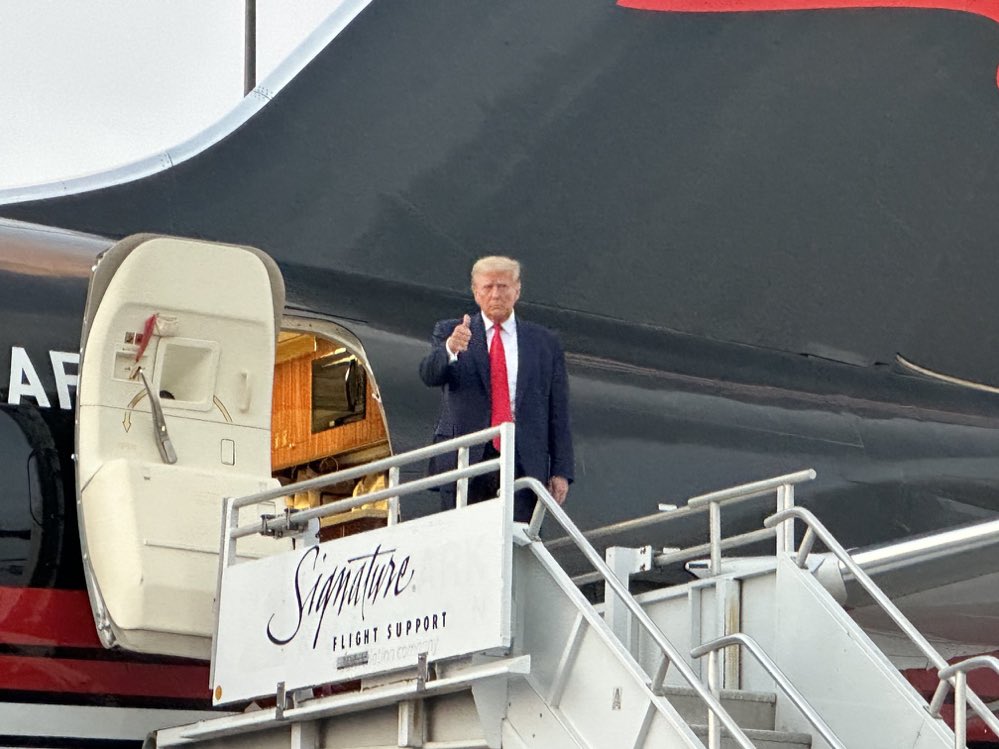 #BREAKING #DonaldTrump Photo of Donald Trump before departure.