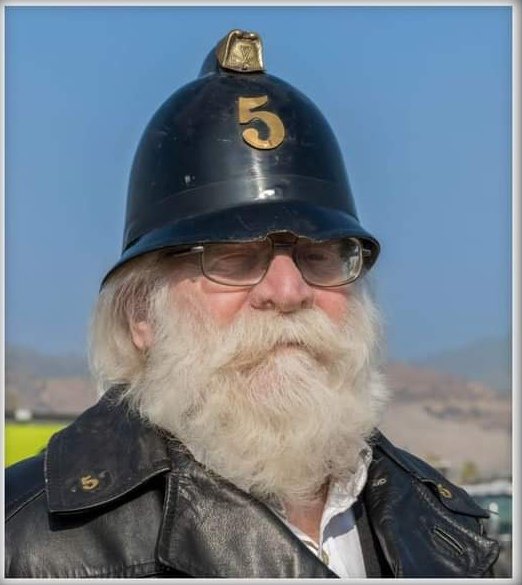 Esta guardia de honor es un homenaje para despedir al Miembro Honorario de la Institución y Voluntario Honorario de  <a href="/bombaquinta/">Quinta CBS</a> Don Jorge Desmadryl Villarino. (Q.E.P.D) con premio de constancia por 65 años de servicio. Las condolencias a su Familia.