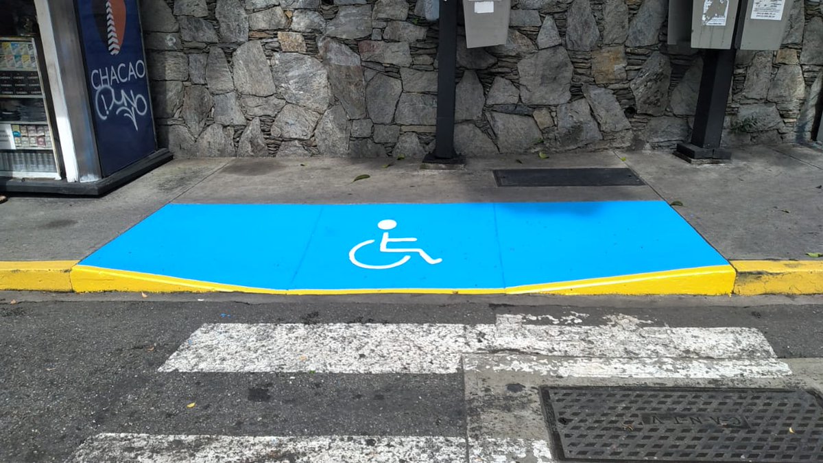Instalación de rampas de accesibilidad para personas con discapacidad en Los Palos Grandes, seguimos trabajando por el bienestar de todos los chacaoenses y visitantes. Vamos a estar movilizados en todo el municipio 🤝