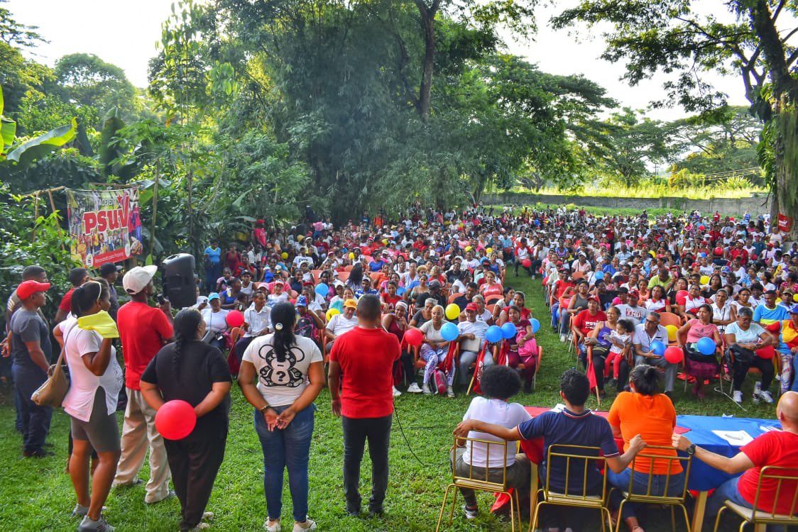 genkerve_psuv's tweet photo. Esta tarde nos encontramos con los líderes y lideresas de calle, comunidad y UBCH de nuestro @PartidoPSUV en el Municipio Acevedo #Barlovento con mucha fuerza, alegría y conciencia nuestras bases se organizan para la Victoria con @NicolasMaduro @HectoRodriguez

#VenezuelaEsBRICS https://t.co/FnHcmT5L1c