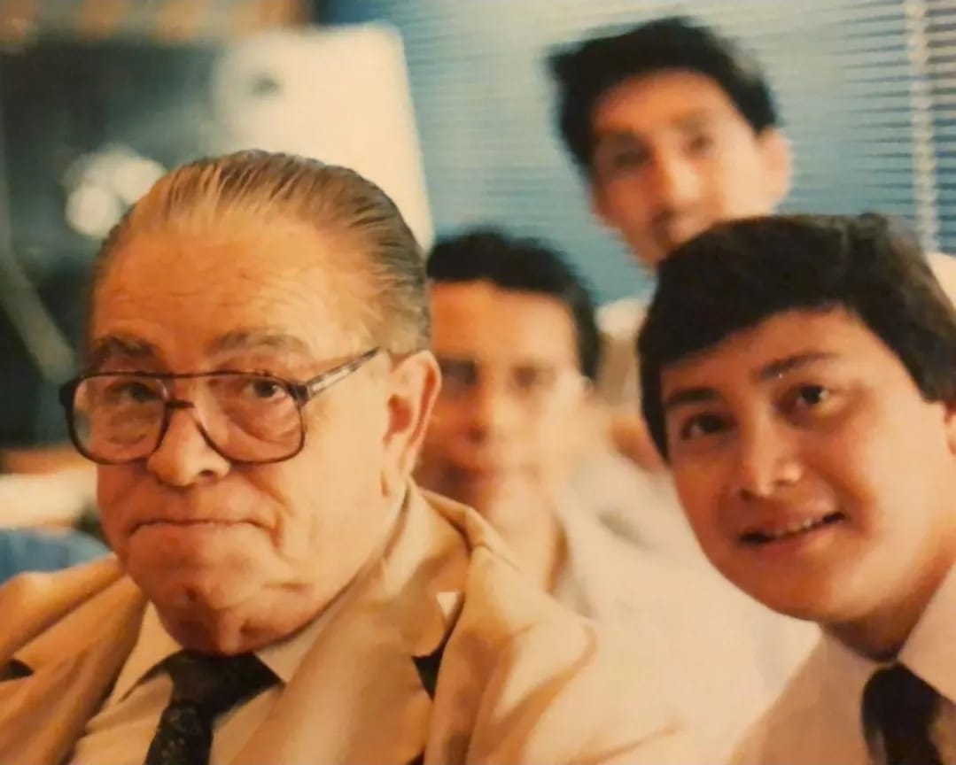 jzarzap's tweet photo. Mi amigo @martinespinosa me hace llegar esta imagen de mis inicios en #RadioMil con el legendario Don Juan Garcia Márquez. Tendría yo 18 años.#TBThursday https://t.co/GrWGwL4W47