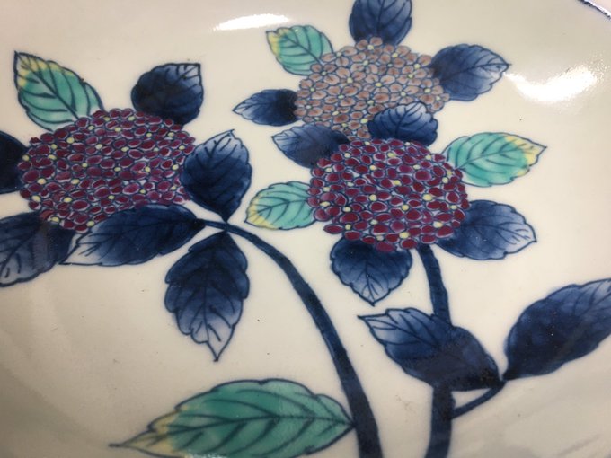 見てくださいよ、この美しい紫陽花。紫の絵の具を使うのは伊万里でも珍しいんですって。本当は値段に反映しなきゃいけない程度に絵の具が高いらしい。遠慮されたら困るから、窯の絵付のおばちゃん達には黙ってるそうです。 